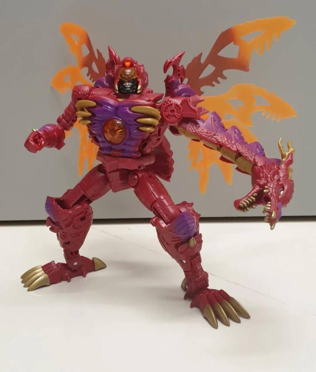 来自变形金刚论坛tfw2005的网友actar近日分享了两张传世系列bw二代