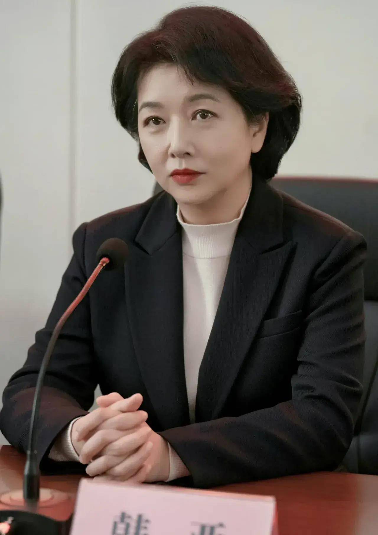 在热播剧《罚罪》中,江珊在无美颜滤镜下,不但有