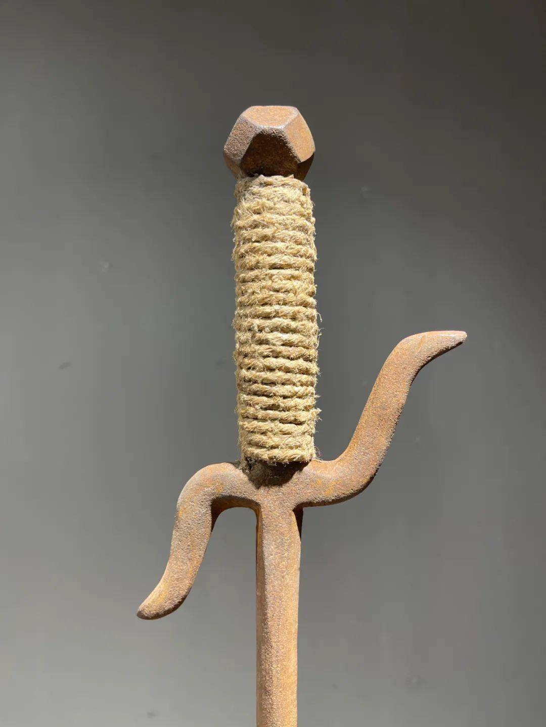 这是一件以古代兵器"锏"为原型铸造的多楞老铁锏,锏是"十八般兵器"之