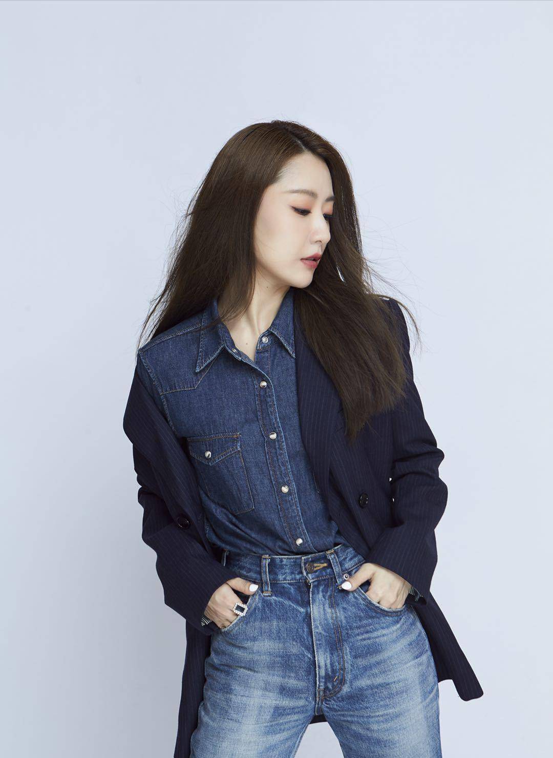 白冰可塑性太强,穿黑色"特工"装耍帅,配脏脏辫高调的不敢认_服装_时尚