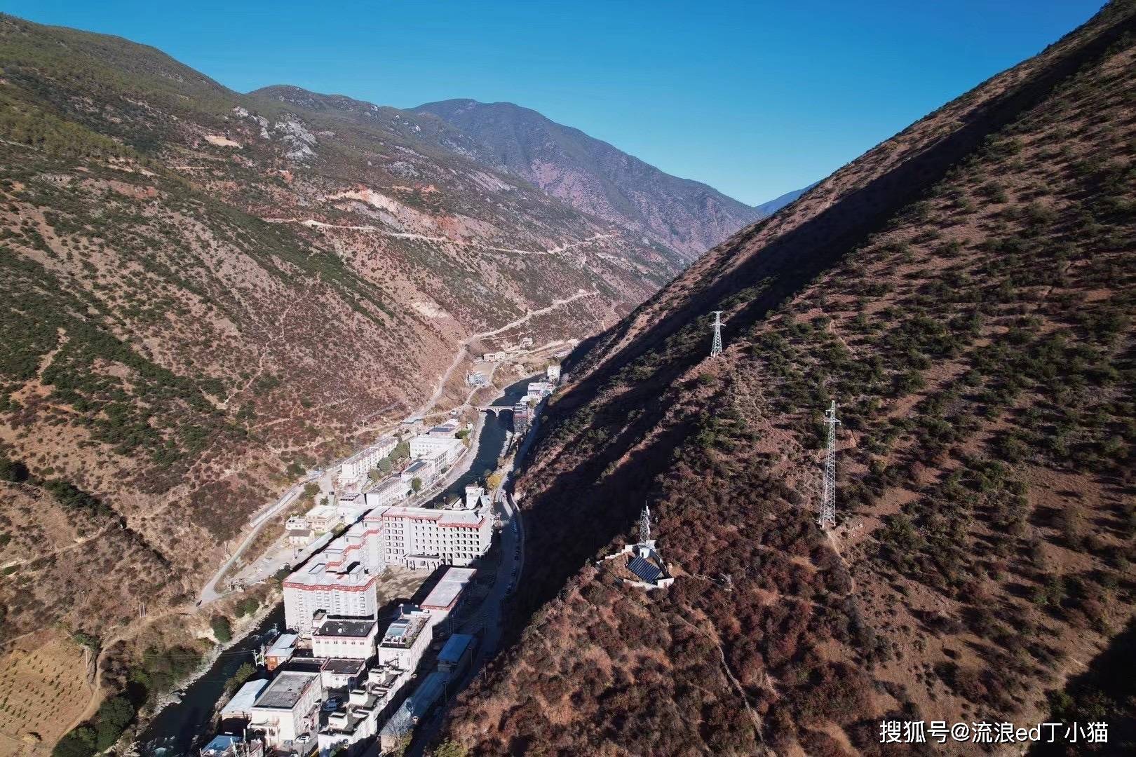 赏秋自驾游:稻城东义,一个藏在亚丁仙乃日神山后的遗世田园秘境_川西