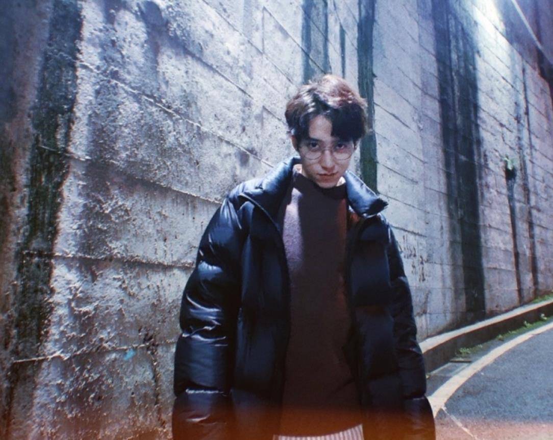 和剧中的刘丧形象有着很大的不同,网友表示真的是发型耽误的帅哥啊