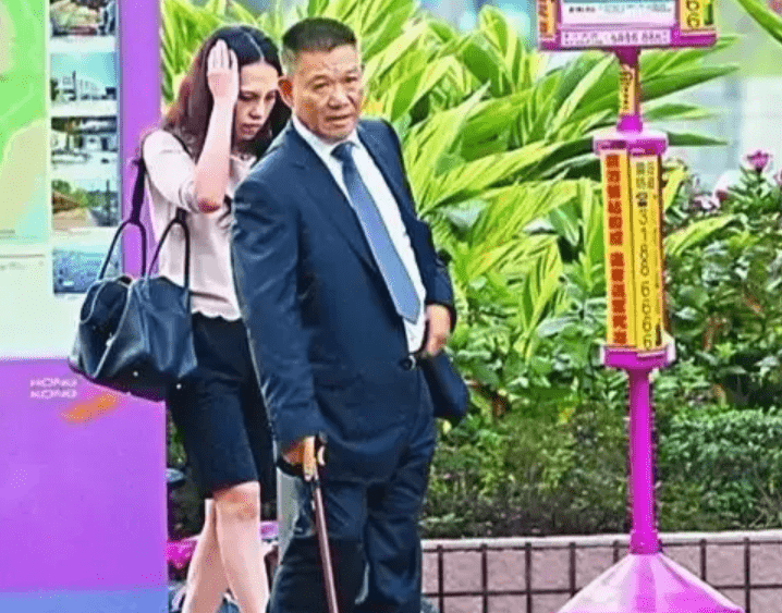 澳门黑枭"街市伟":身家百亿跟大姐大恋爱,晚年发现孩子非亲生