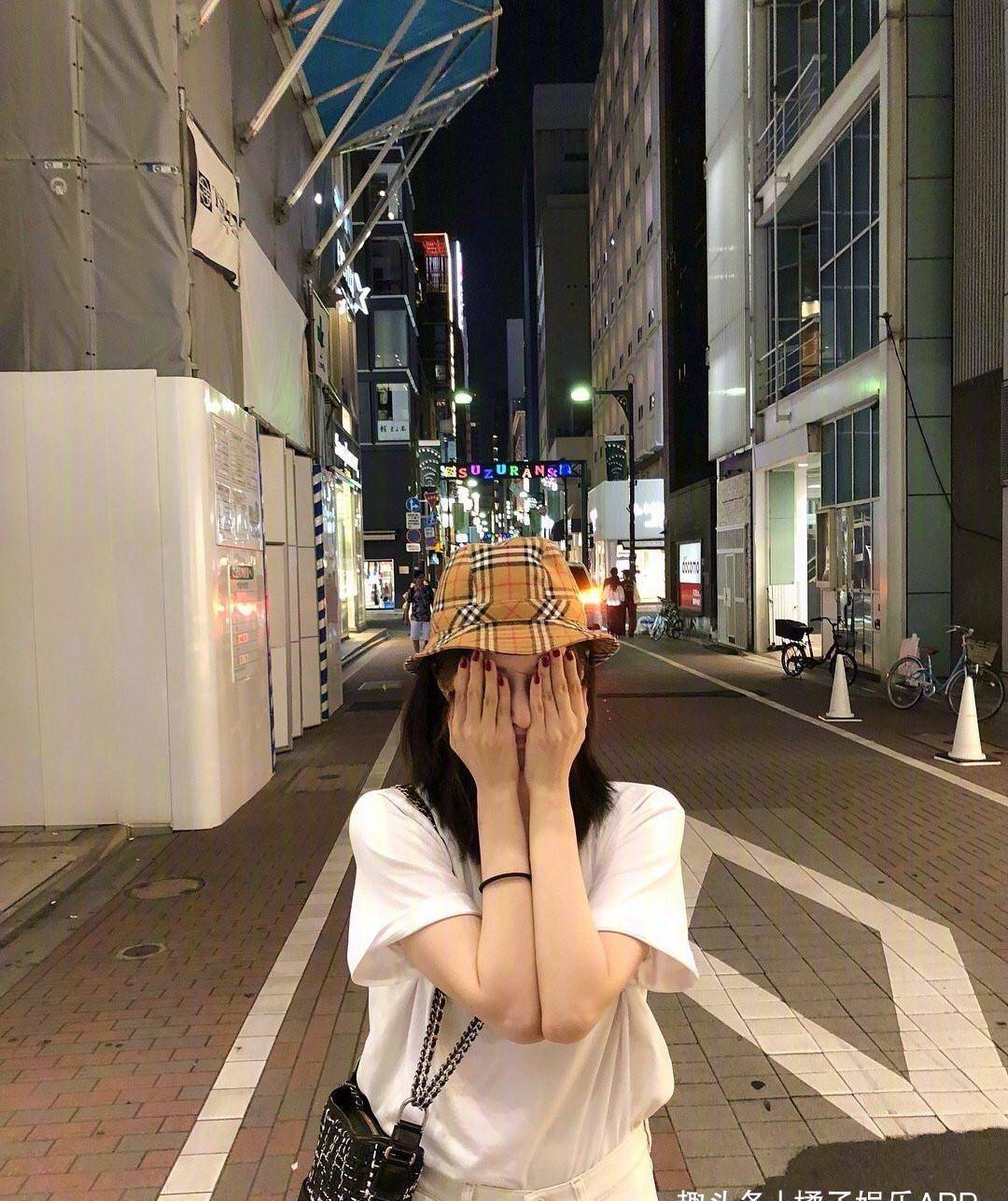 觉得直接遮脸单调的,可以比个爱心.