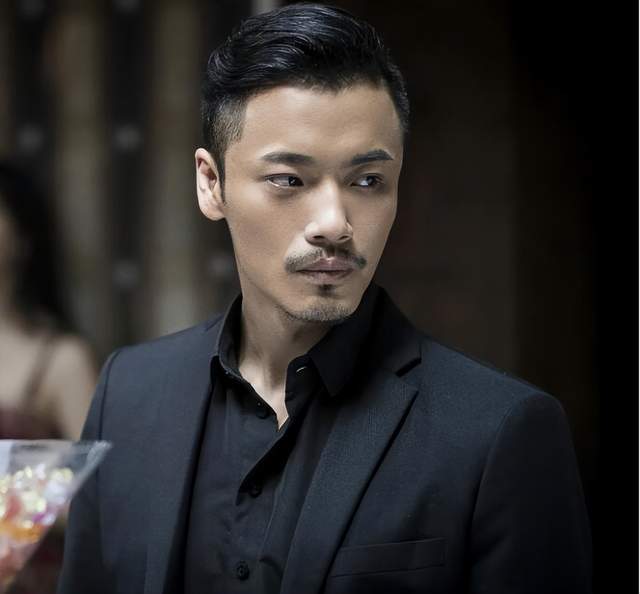 昔日央视主播薛飞:蹉跎半生,归来仍是男神,儿子已成耀眼明星,比王骁更