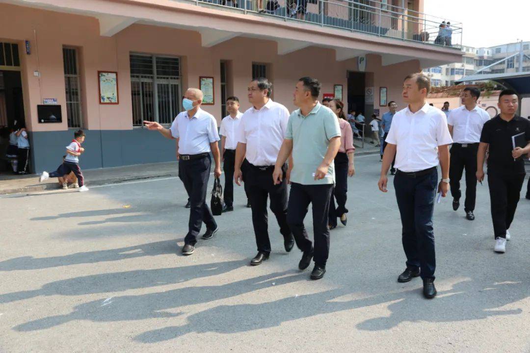 9月13日上午,阜南县县委书记李云川到阜南一小检查指导文明城市创建