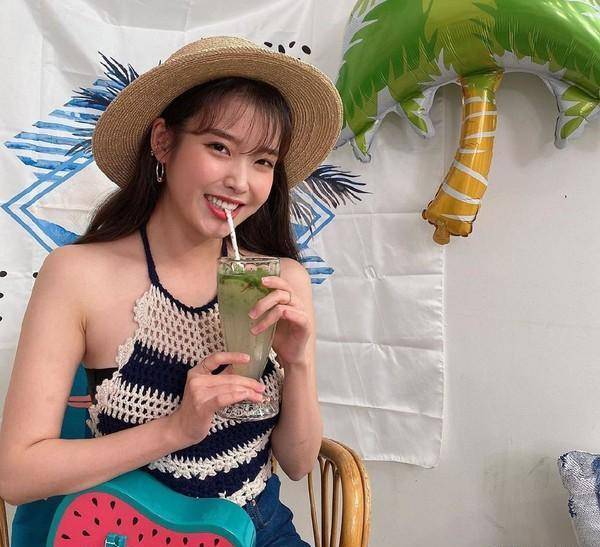 iu晒"宅家度假"照,黑色抹身材配围裹吊带时尚大胆,这搭配太少见_上衣