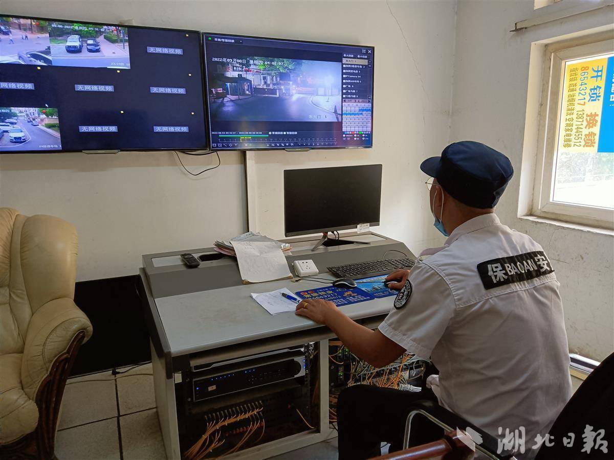 小区保安熬红双眼看监控录像,帮业主找回丢失的手机_官思军_失主_居民