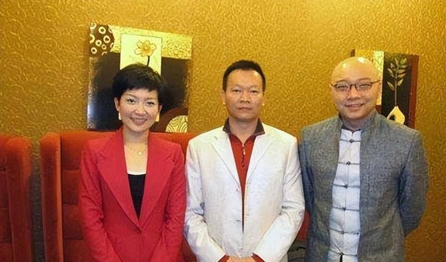 王端端:冬奥会闭幕主持,人称新闻一姐,如今44岁风采依旧_舞台_生活