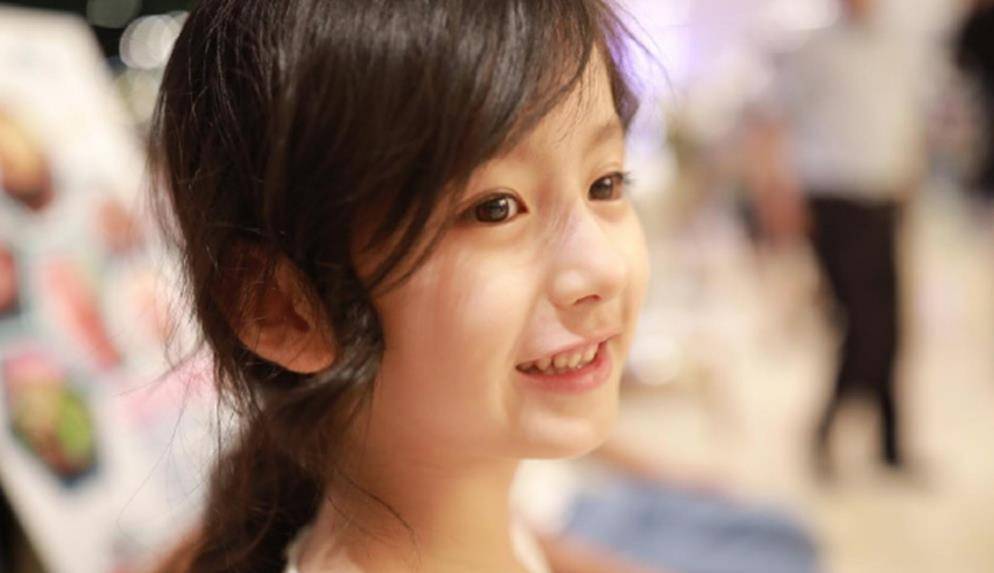 幼儿园"高颜值女孩"走红,人群里一眼捕捉,网友:神似迪丽热巴_小孩子