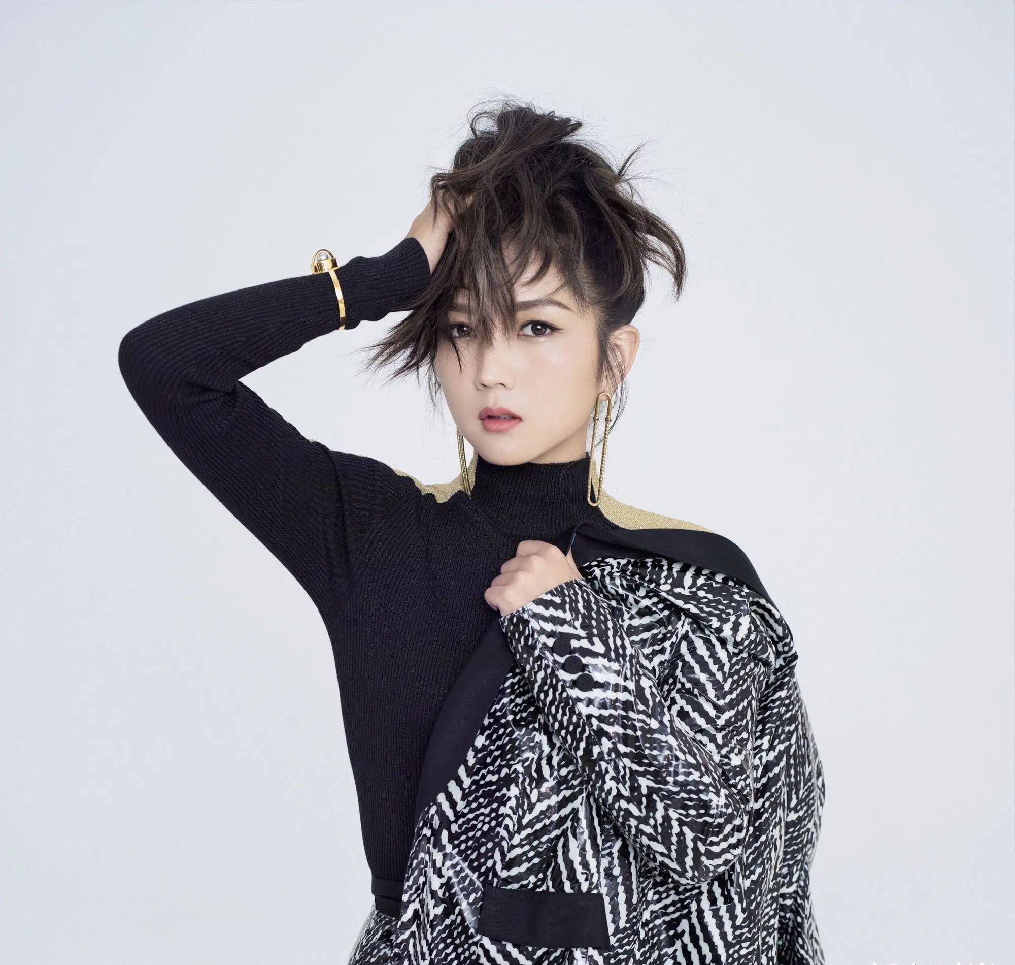 何洁又穿错了,宽大白t搭牛仔短裙,短粗腿暴露无遗_造型_女人_效果