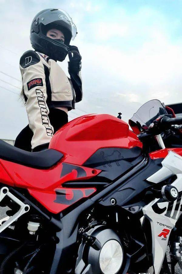 我看了很多款女生可以驾驭的仿赛,春风250sr,豪爵铃木gsx250,贝纳利