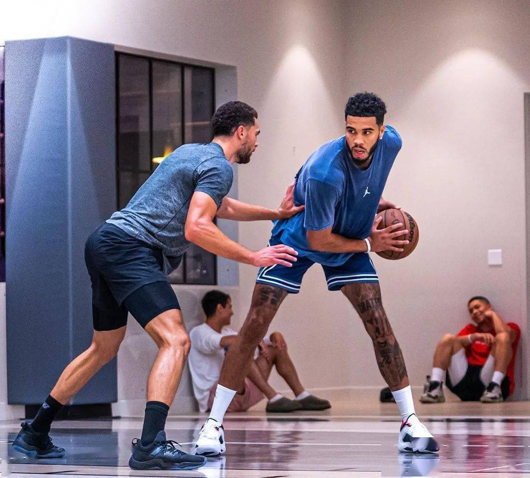 昨天塔图姆造访母校杜克大学,air jordan 37 low更清晰的图片曝光.