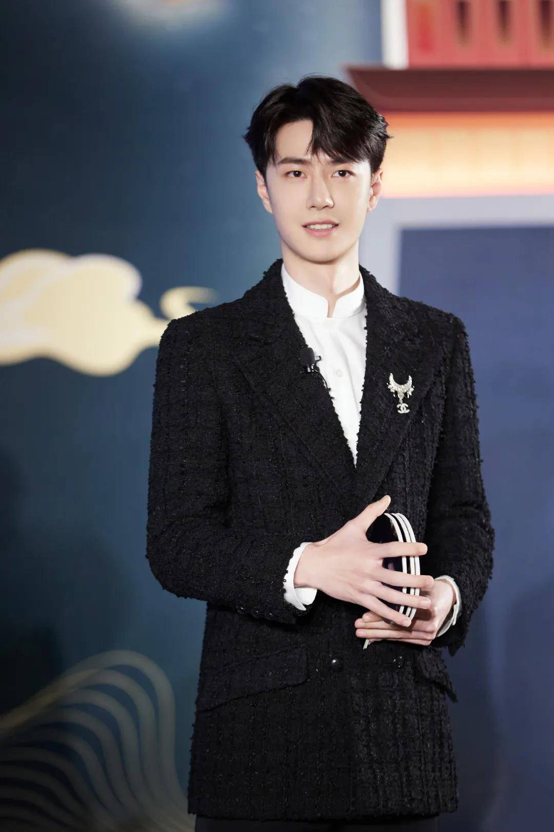 曾被泼油漆,如今手持41个大牌代言,王一博简直是娱乐圈爽文男主_摩托