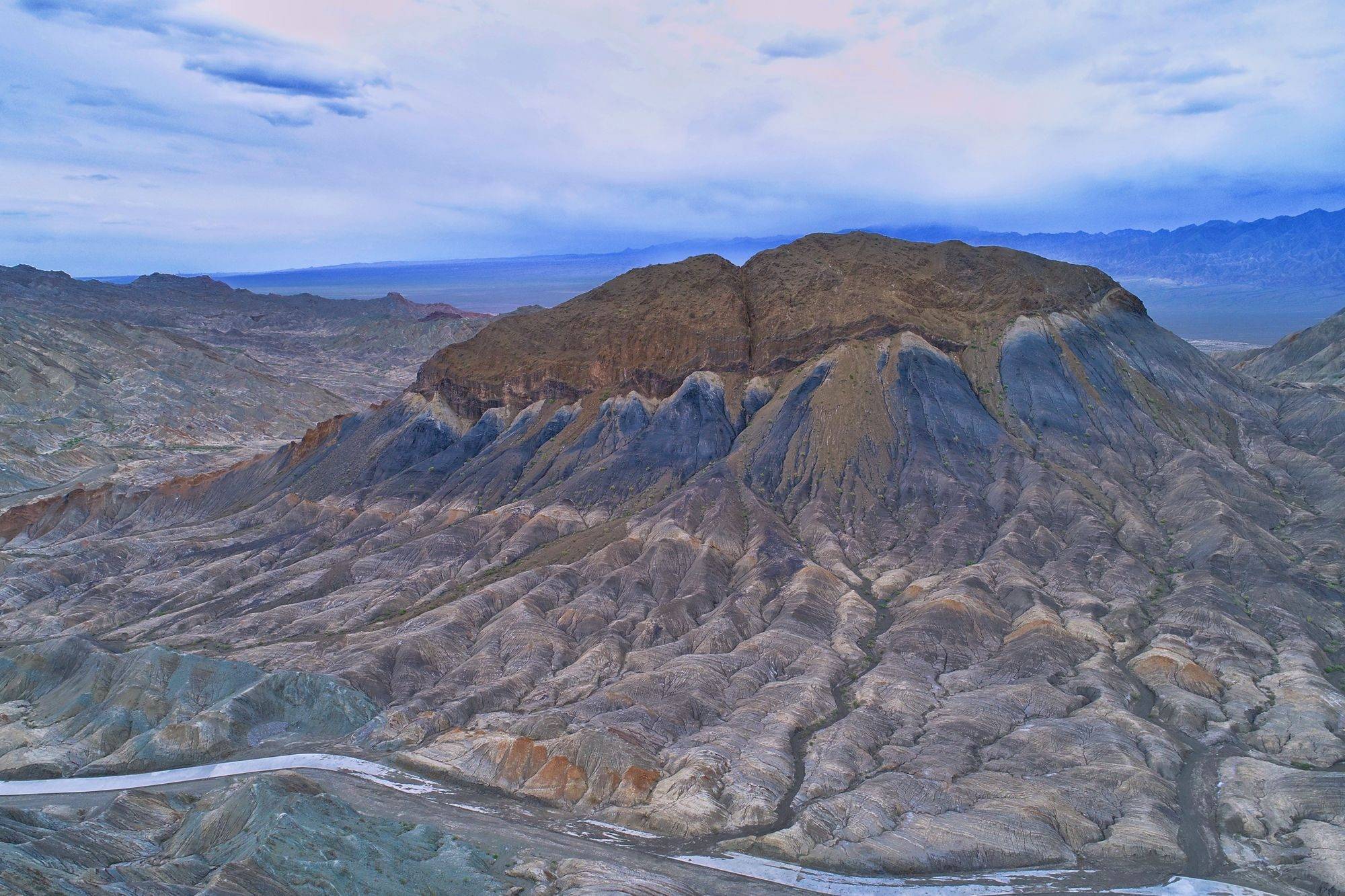 甘肃玉门赤金峡风景区,这里有绝美的丹霞地貌,仿佛燃烧的火焰_红色_峡