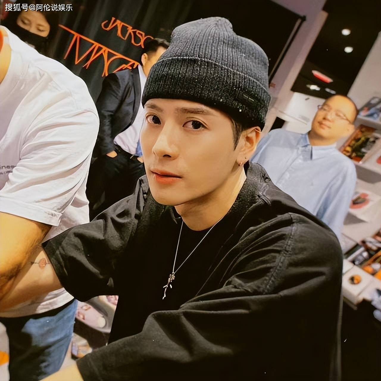 王嘉尔回应粉丝塌房喊话,称在忙着追求艺术,没时间去做别的事情