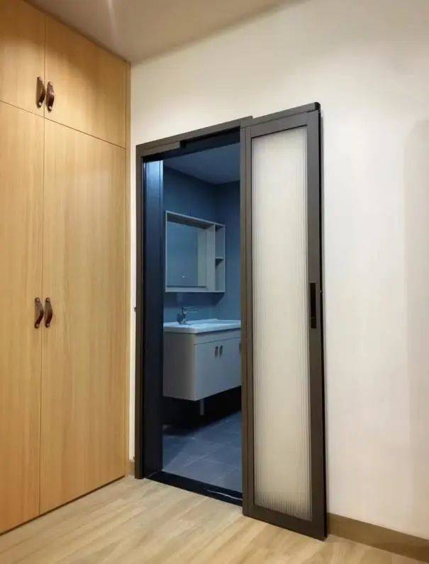 全开至180度角相较于常规平开门pd门价格不便宜,不过多花几百元枫便