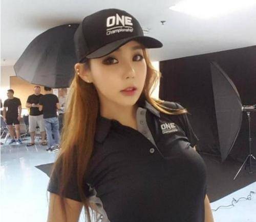 有个举牌女郎来自国外,她的名字叫金吉娜,她是非常有名气的举牌女郎