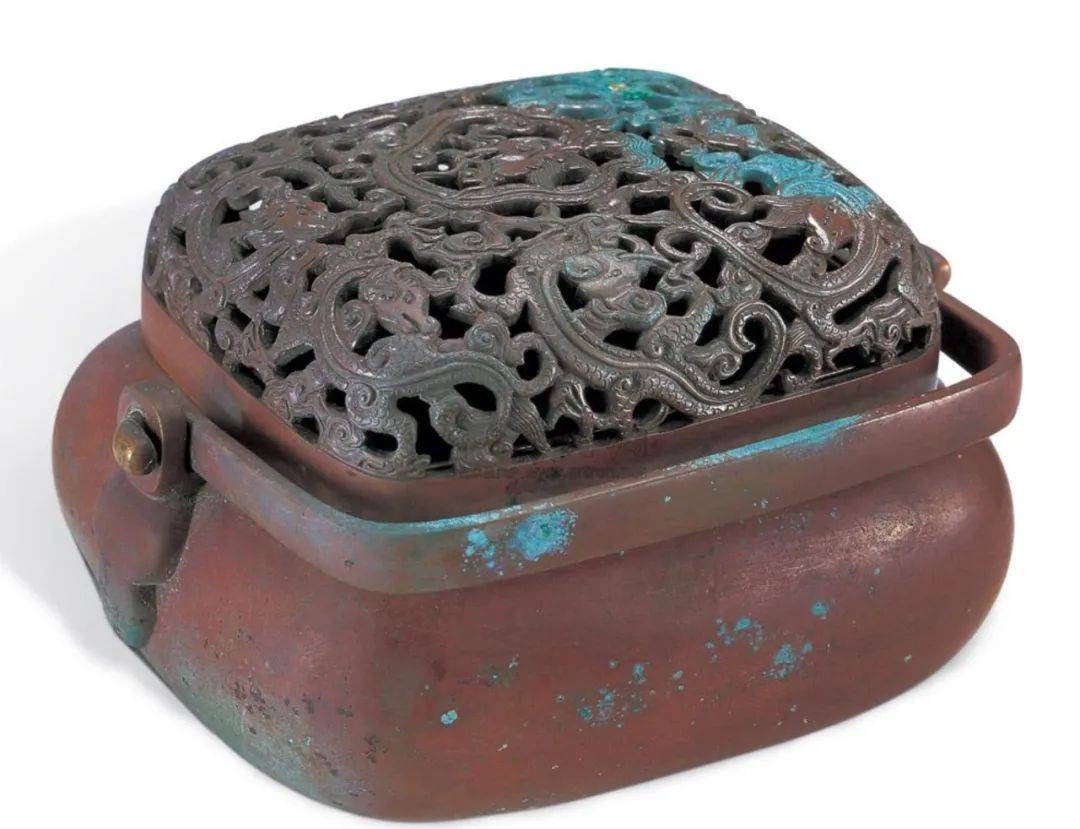 清宫手炉也备受关注,一只 "大清雍正年制"楷书款铜錾龙纹手炉 在北京