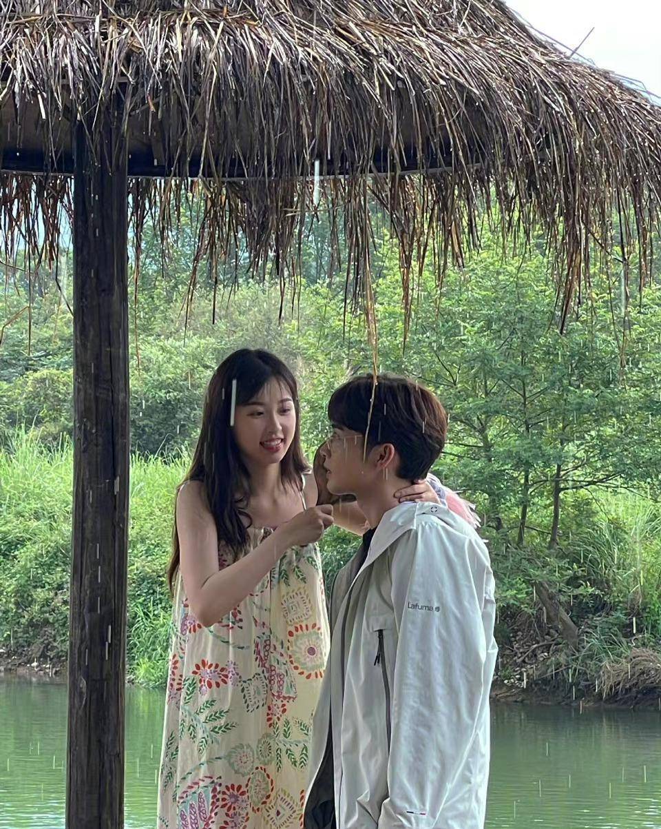 《两个人的小森林》虞书欣张彬彬反复上演"锁喉深吻",一连4次_虞美人