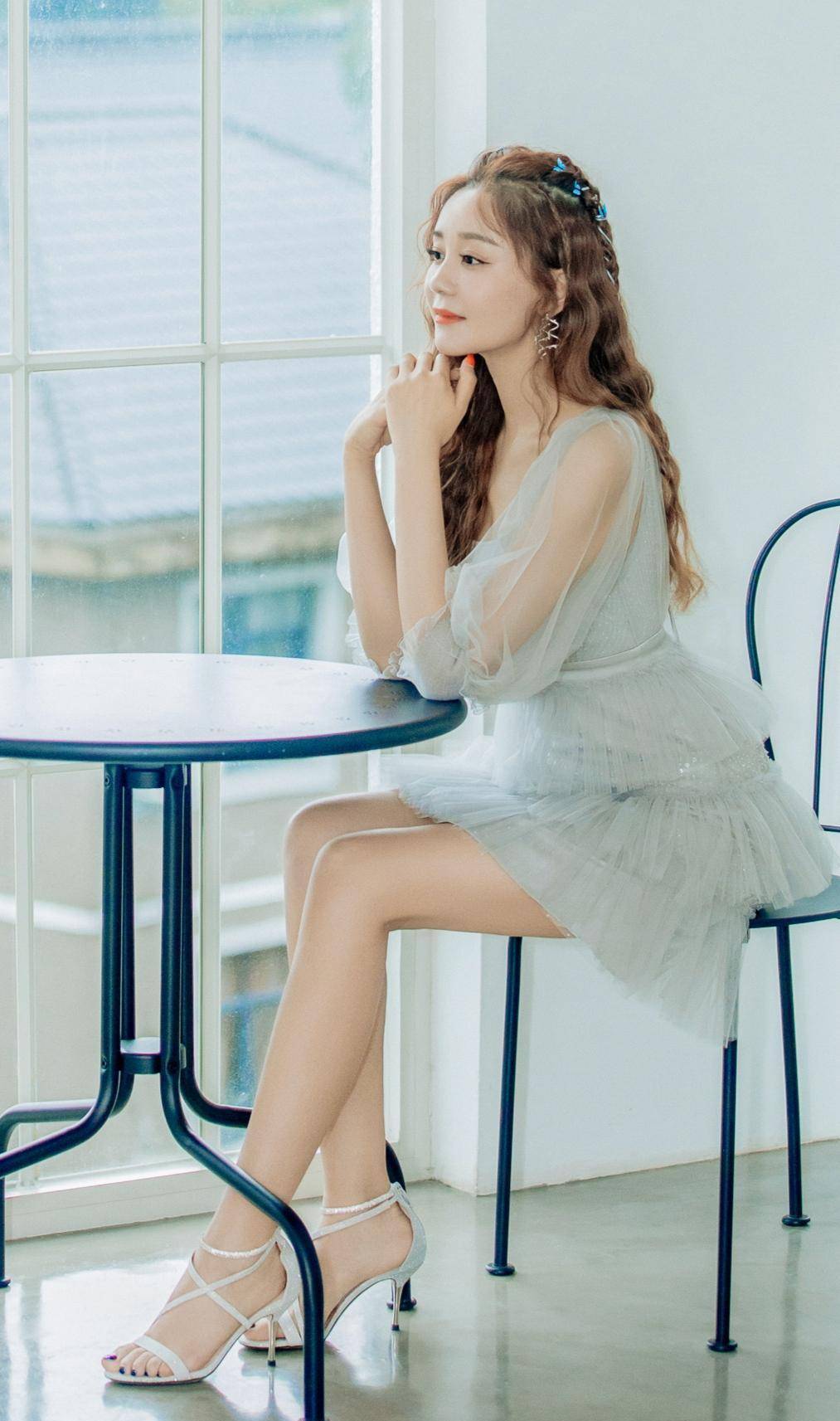 海陆明明也是标准"女团脸",穿纱裙美成18岁少女,为何就是不火?