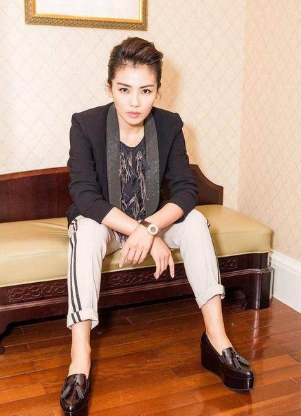 刘涛气质太好了,红色上衣搭豆沙半身裙,简单而又庄重_的设计_时尚