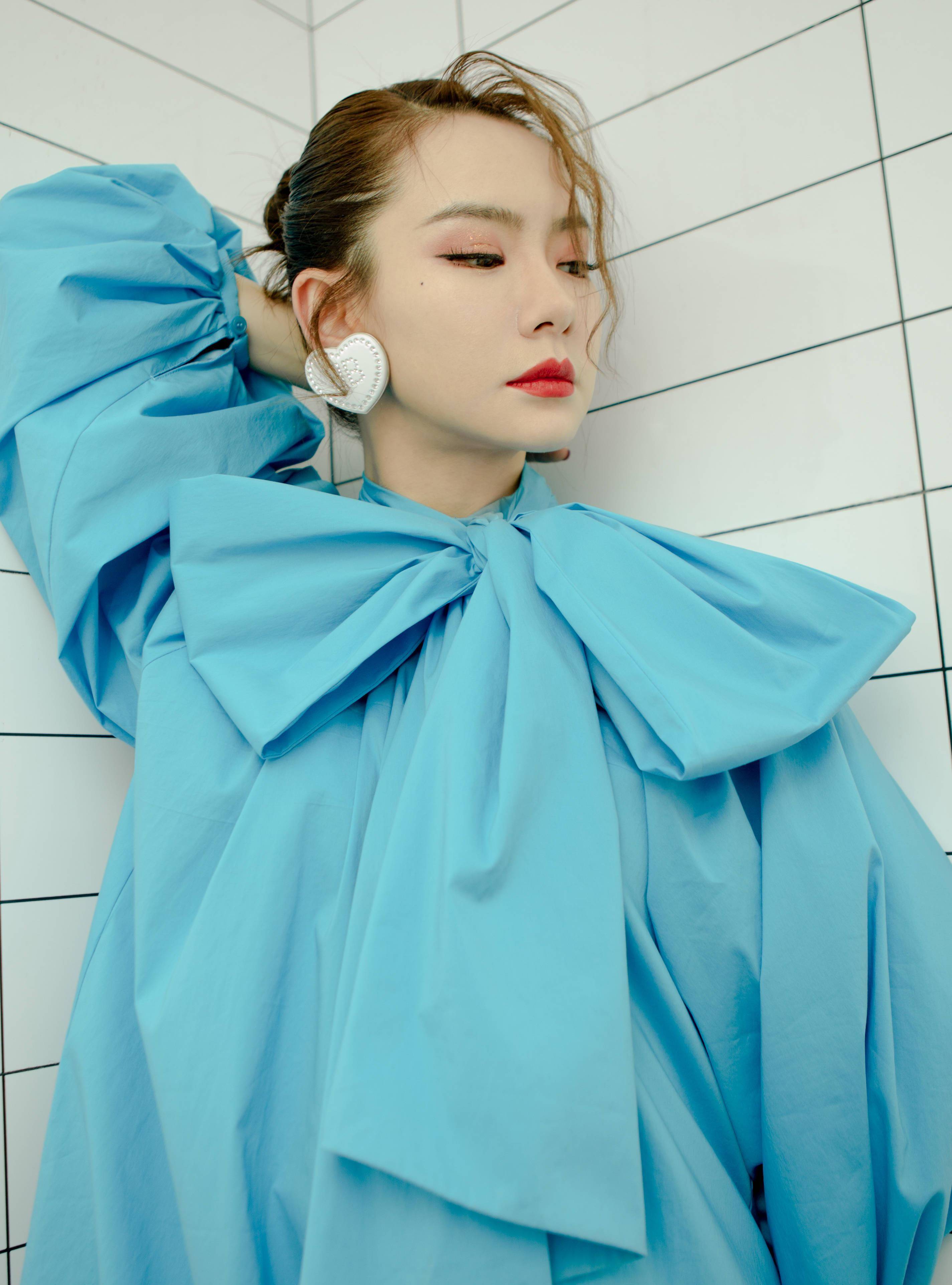 戚薇蓝色马卡龙造型亮相,"水桶裙"也能驾驭,大蝴蝶结童趣十足_设计