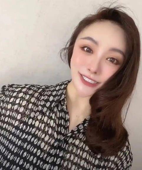 沈腾姐姐47岁仍单身,颜值远超弟弟,事业成就比沈腾只高不低_沈娜_天赋