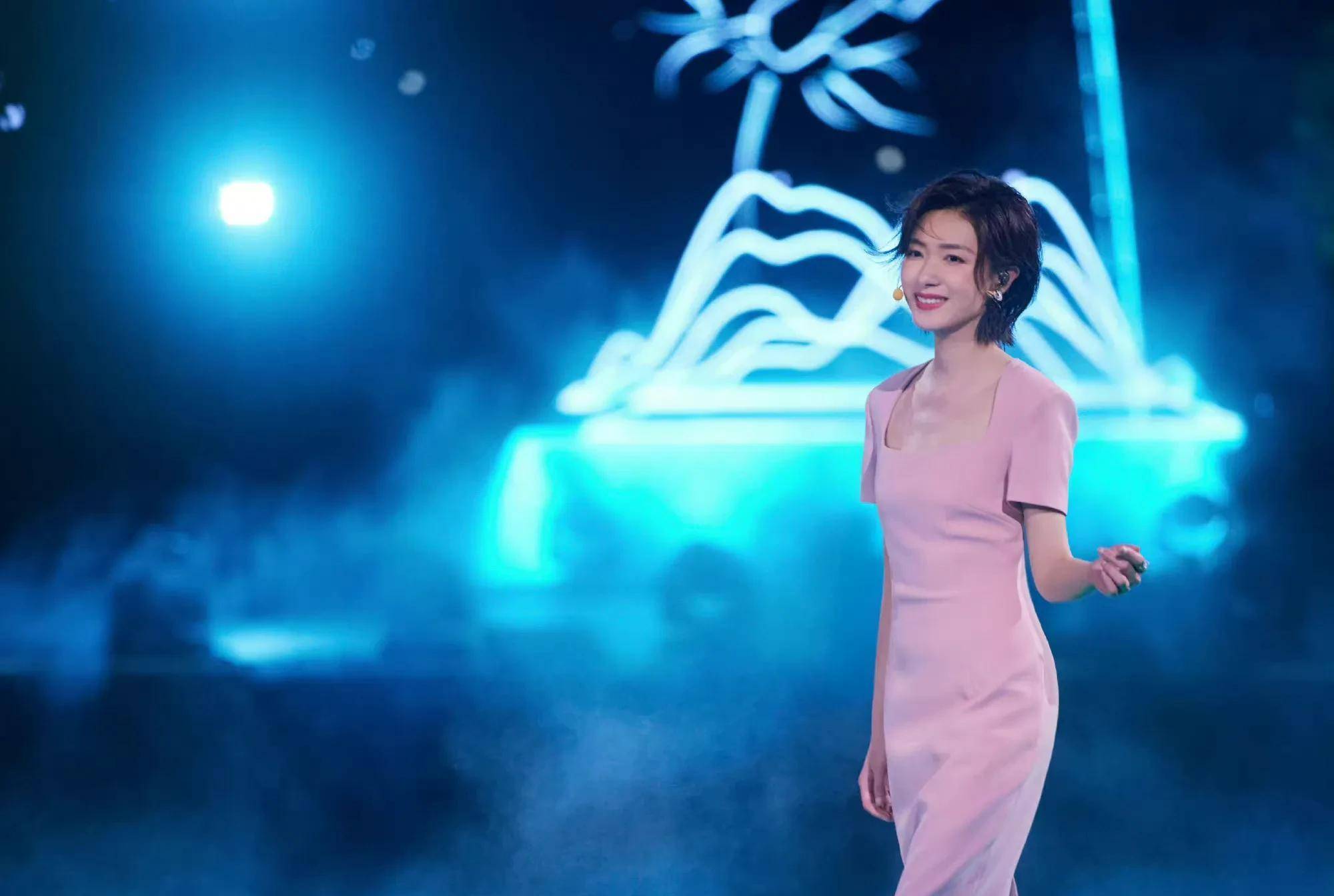 中秋晚会上,万茜中性干练,太美了_姐姐_都在求_都快