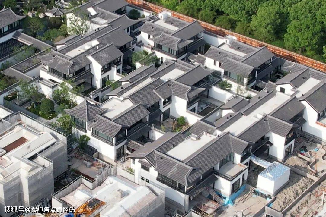 浦开江南里紧邻内环,西面是汤臣高尔夫,东面是东郊宾馆,北面是张家浜.