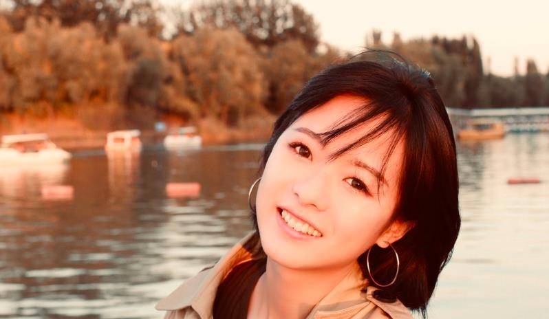 电视又出"美人计",颜值不输王冰冰,这个25岁女记者什么来头_庄晓莹