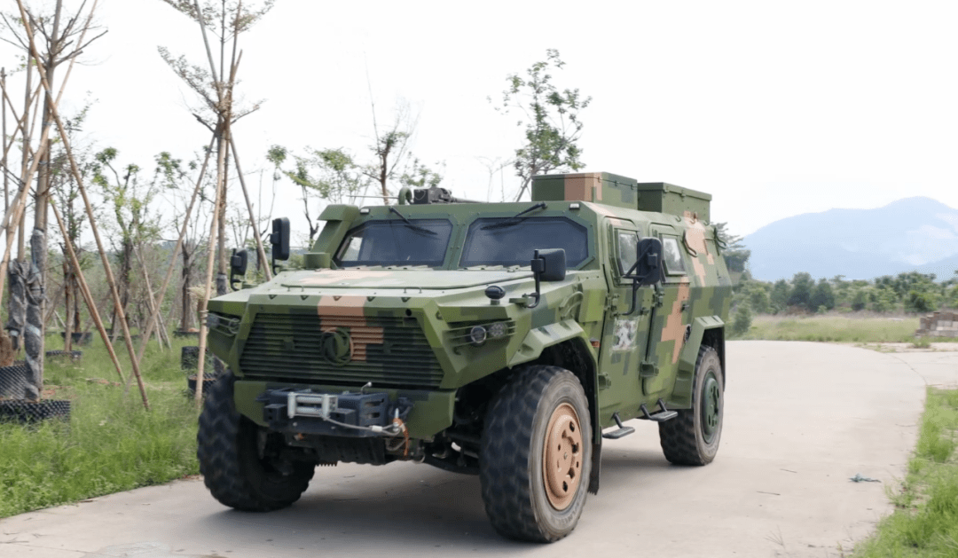 猛士版新型工程侦察车亮相闽南山地_演练_作业_任务