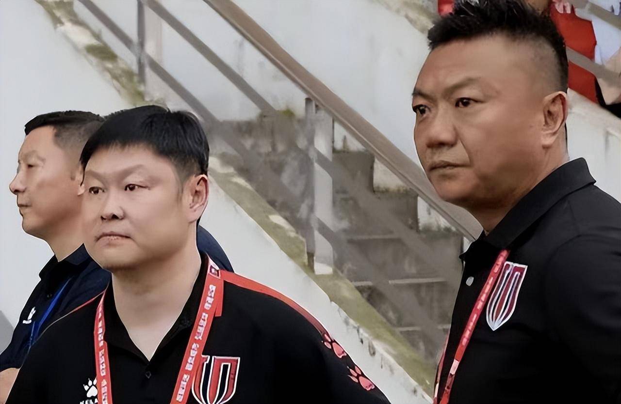 足坛球霸"魏大侠":为救队友挨17刀,娶羽坛女神为妻生活幸福_魏群_邢兰