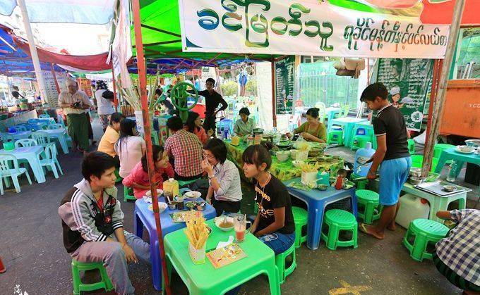 缅甸的地摊美食，这样的地摊经济吸引了众多游客，充满了人间烟火