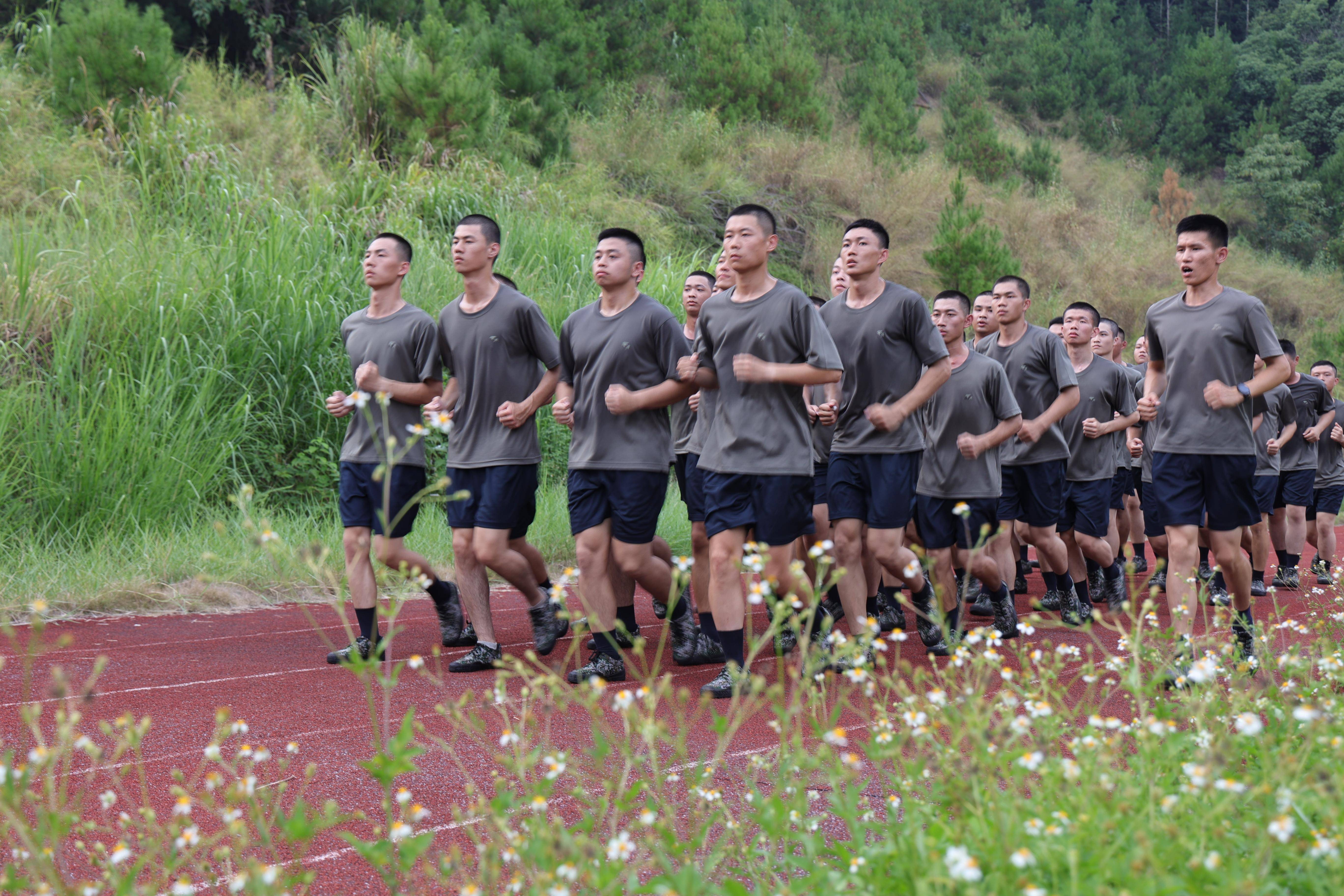 超近距离看韶关预定新兵集训