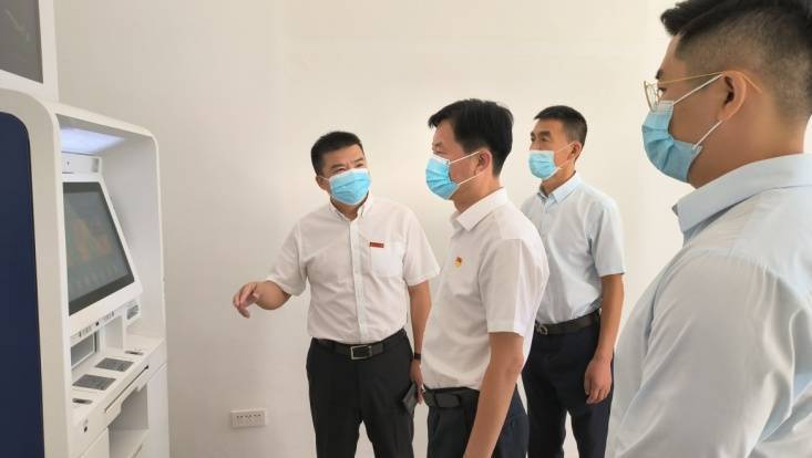 走流程 解难题 优服务 五常市委书记杜平体验政务办事流程_营商_环境