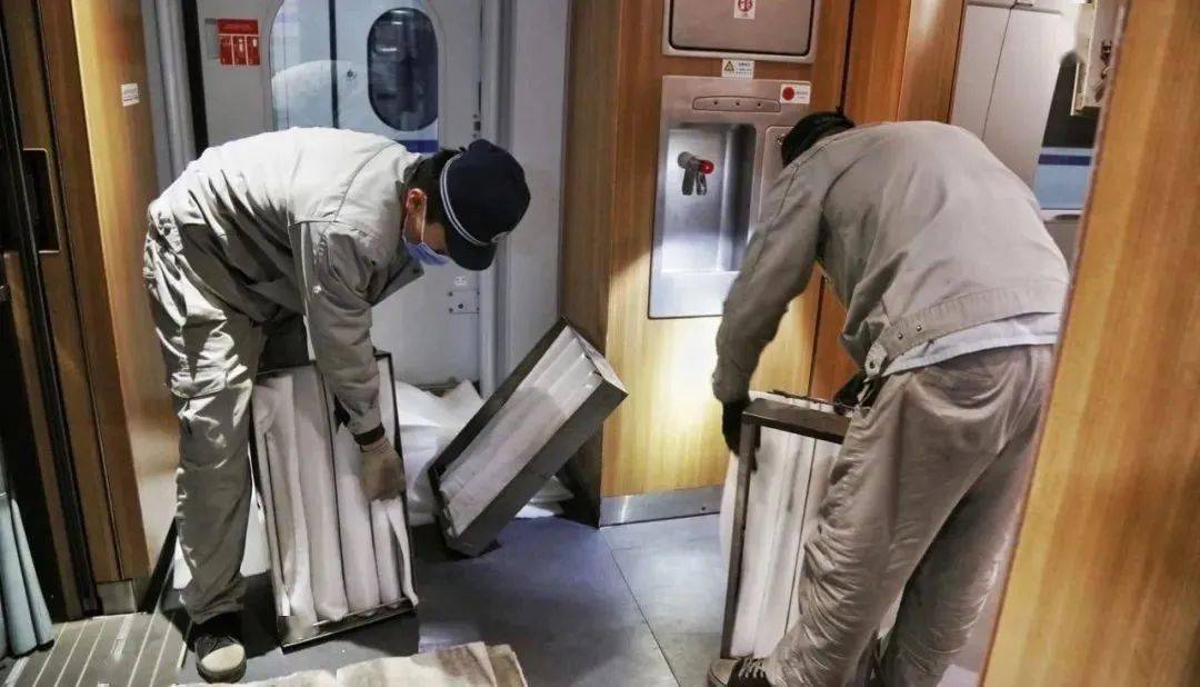 高铁空调温度为什么这么冷?看这里→_车厢_动车_旅客