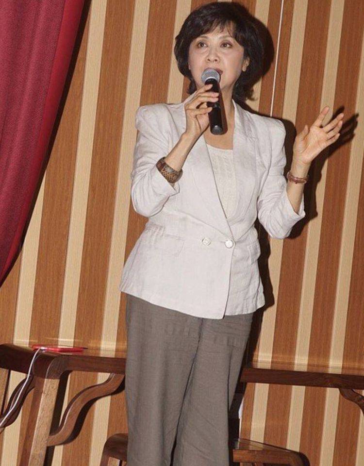 朱琳:从未整容,69岁穿衣得体,难怪越老越美_西服_外型_垫肩