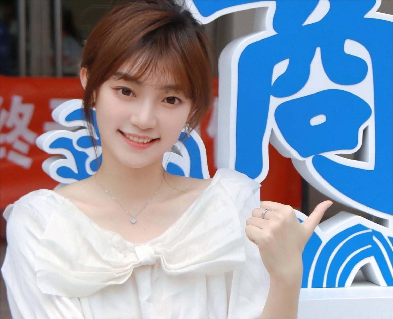 北大学姐的小心机,晒学历却遮住"工作单位",网友说出背后隐情_大学