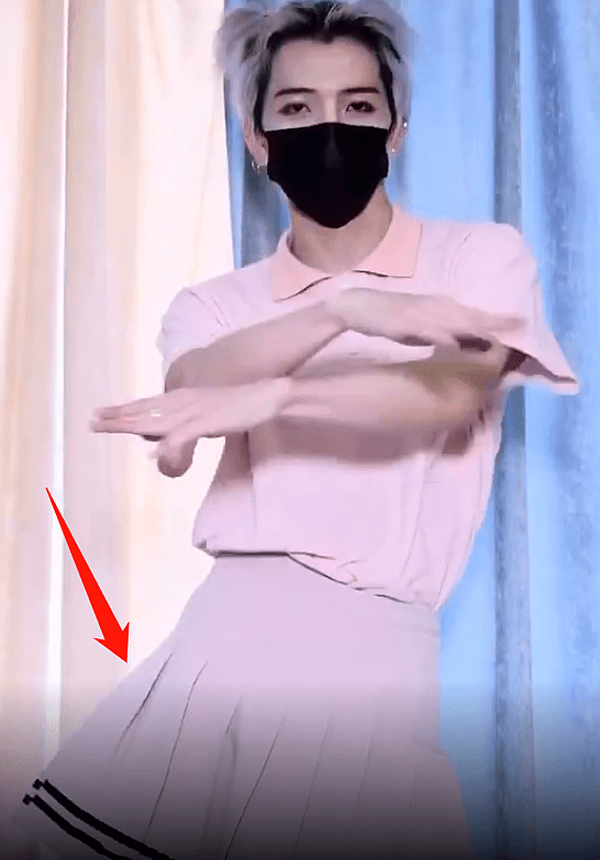 七鹤大人为热度模仿艾比,穿粉色连衣裙跳女团舞,pick你出道_女装_舞蹈