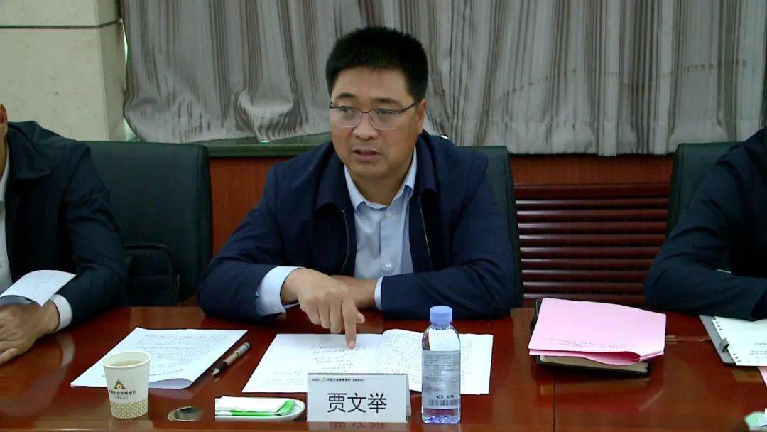 区委副书记,区政府区长贾文举出席会议.