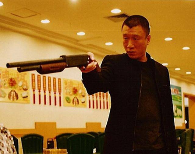 痞子这个角色被孙红雷演绎的淋漓尽致,吸烟瞪眼,趾高气昂,一看就好像