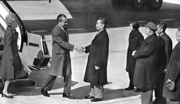 72年尼克松首次访华，参观过程中4次露出微笑：这趟旅途是值得的