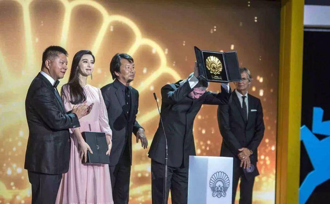 华谊公主帮她怼网友,这破产白富美不得了_綦美_成龙_綦建虹