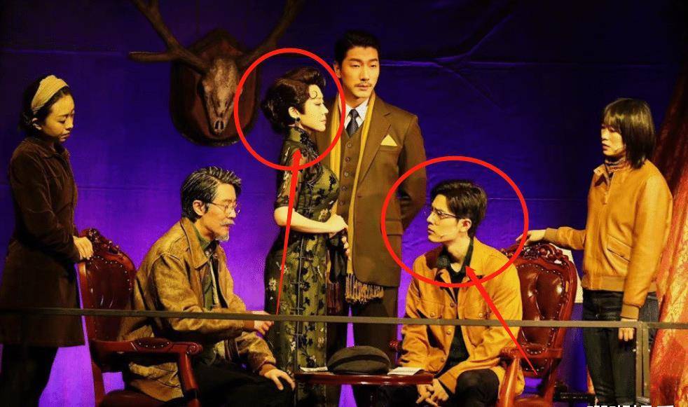 如梦之梦晒谢幕视频,肖战鞠躬三次好乖,却被许晴的弯腰动作迷住_话剧