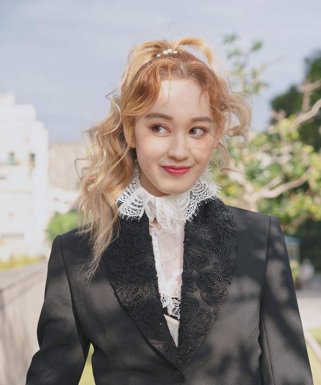 黄品源与前妻巫若萍(艺名蜜儿)育有一子一女,儿子黄怀德也已经24岁,但