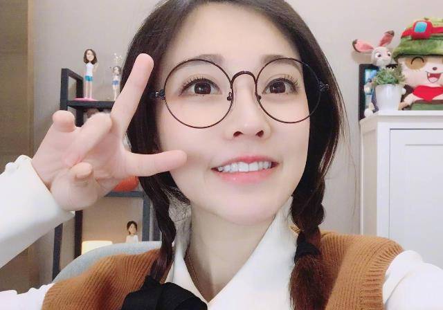 盘点冯提莫的自拍大头照,颜值抗打,怼脸自拍无瑕疵_照片_几张_女明星