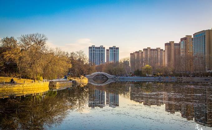 石家庄有一座河北省最大的牌楼，藏在一座公园内，免门票，风景美