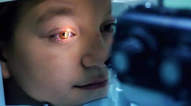 人眼正常眼压是11—22㎜hg,对应的房水分泌量是2-3微毫升,但在近距离