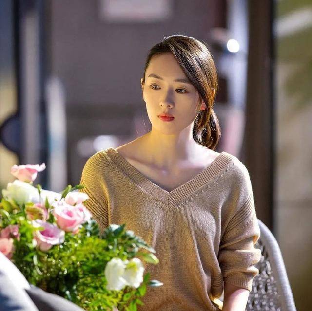 "顾佳穿搭"火了,30岁后这样穿,简约知性又高级显气质_衬衫_真丝_显得